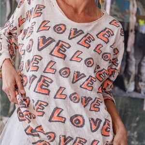 Magnolia Pearl. NWT. ❤️❤️ Cream Long Sleeve Tee with Coral & Black LOVE Print.